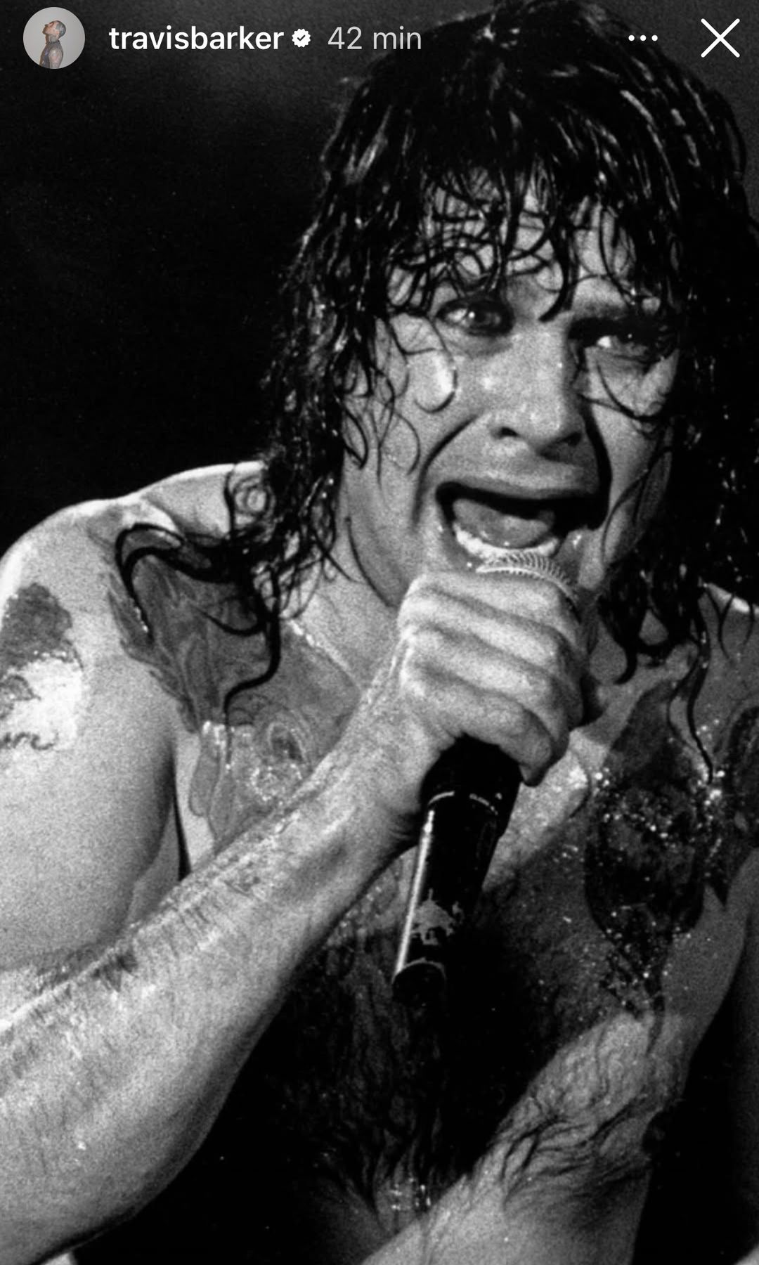 Travis Barker se despidió de Ozzy con una imagen en blanco y negro, publicada en Instagram stories. 