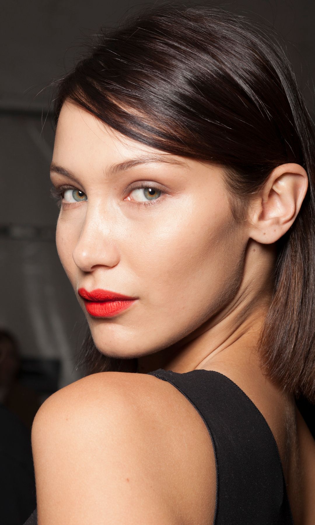 Bella Hadid en el Backstage de Max Mara en 2018