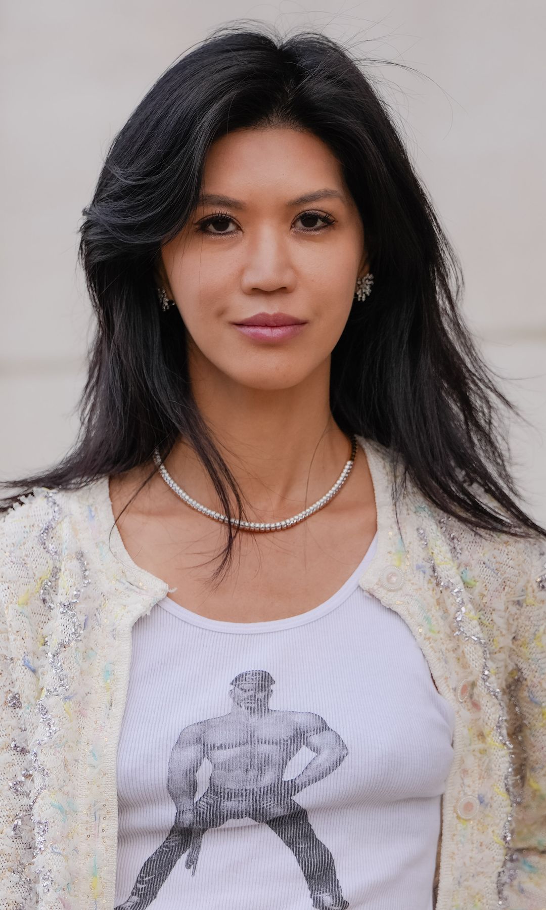 Cabello liso mujer con corte mariposa