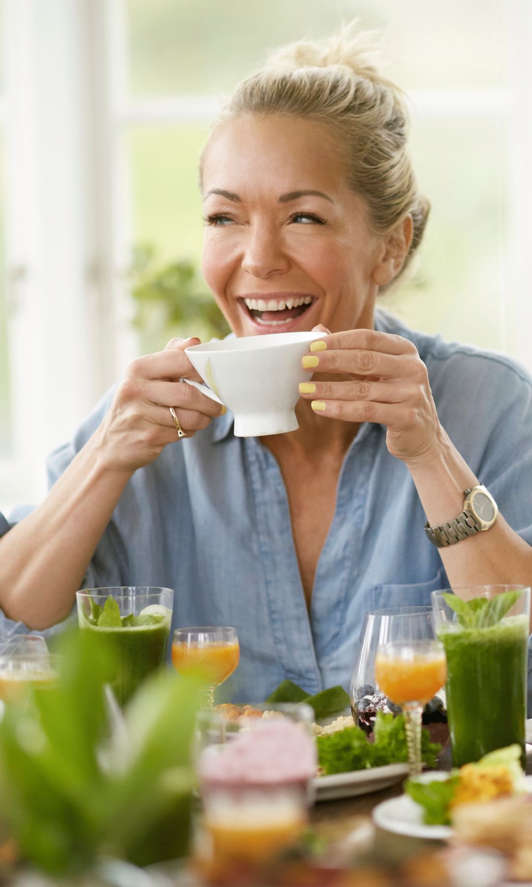 Una mujer adulta sonriente desayunando