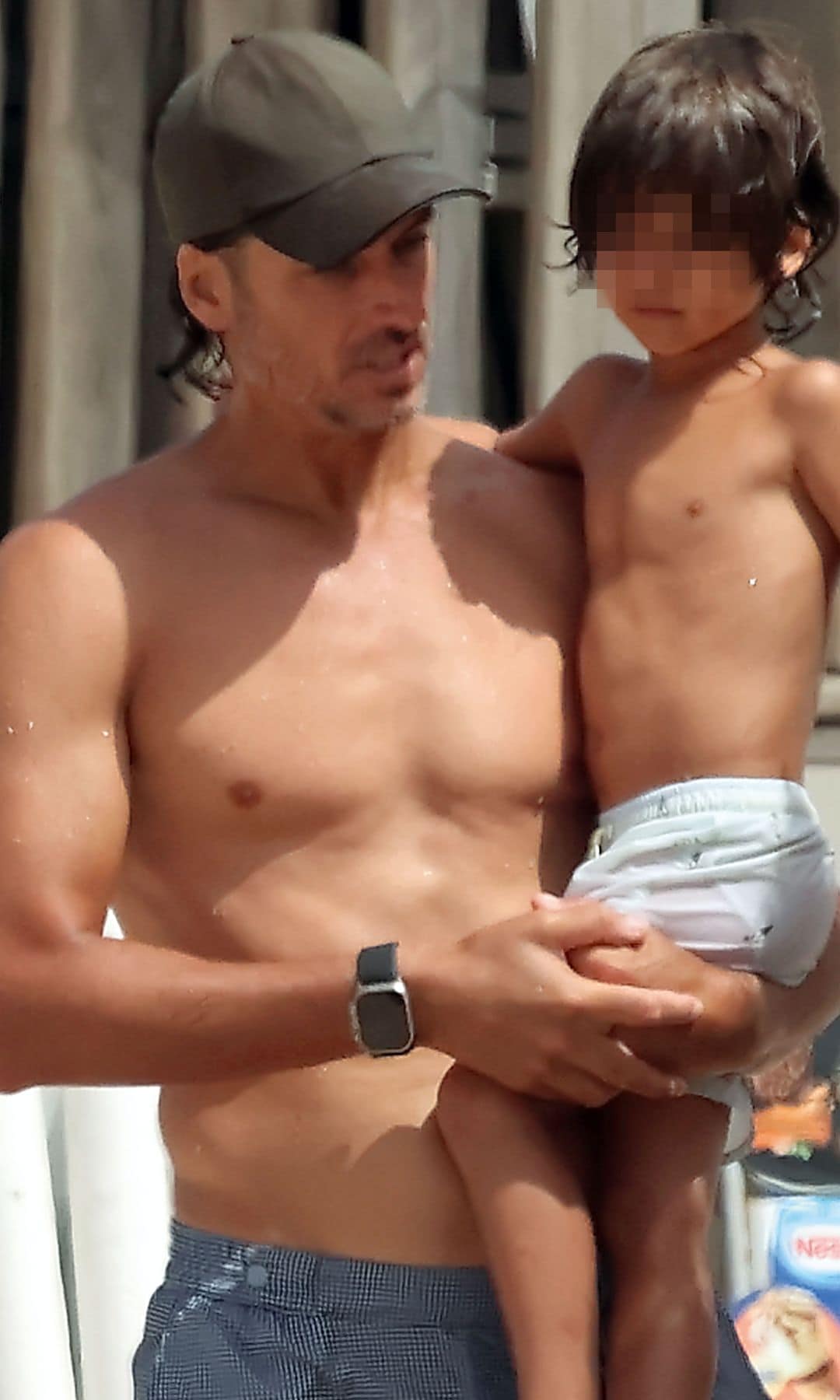 Feliciano con su hijo Darío en brazos