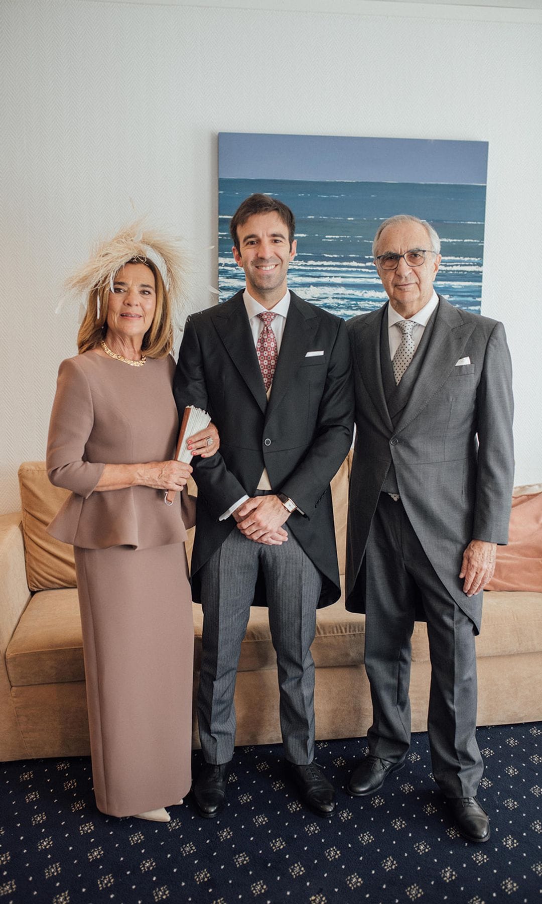 Madrina de boda con estilo con look de Poydel marrón