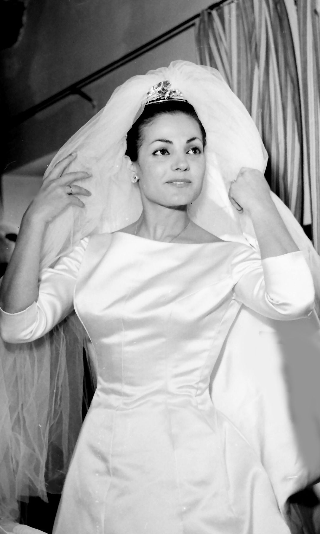 Carmen Sevilla el día de su boda con vestido de novia sencillo
