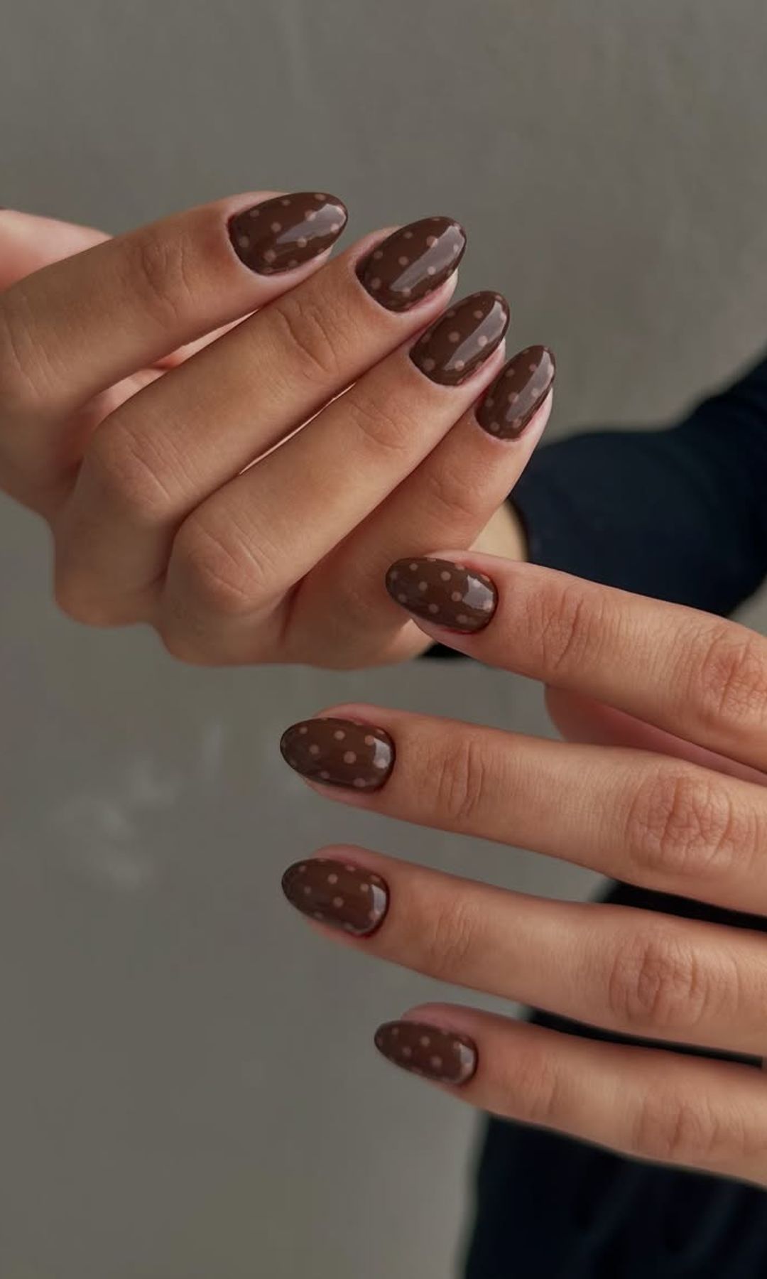 Manicura de lunares en marrón chocolate