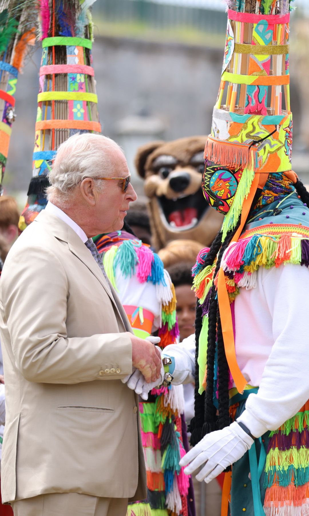 El Rey charla con un miembro del Grupo Nacional de Danza Gombey durante una visita al Museo Nacional de las Bermudas, en The Keep Yard