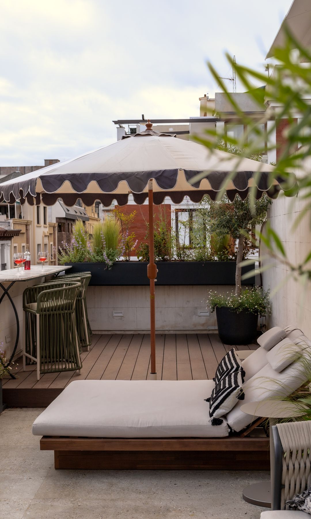 Terraza con tumbonas, diseño de Raquel Chamorro