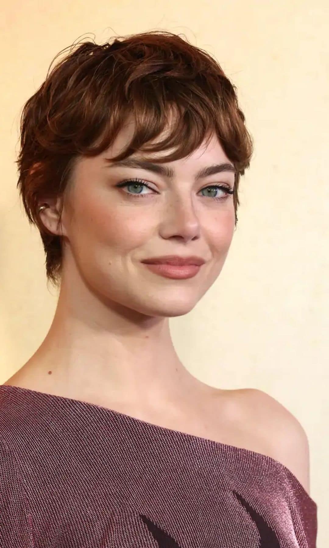 Emma Stone con corte pixie y flequillo