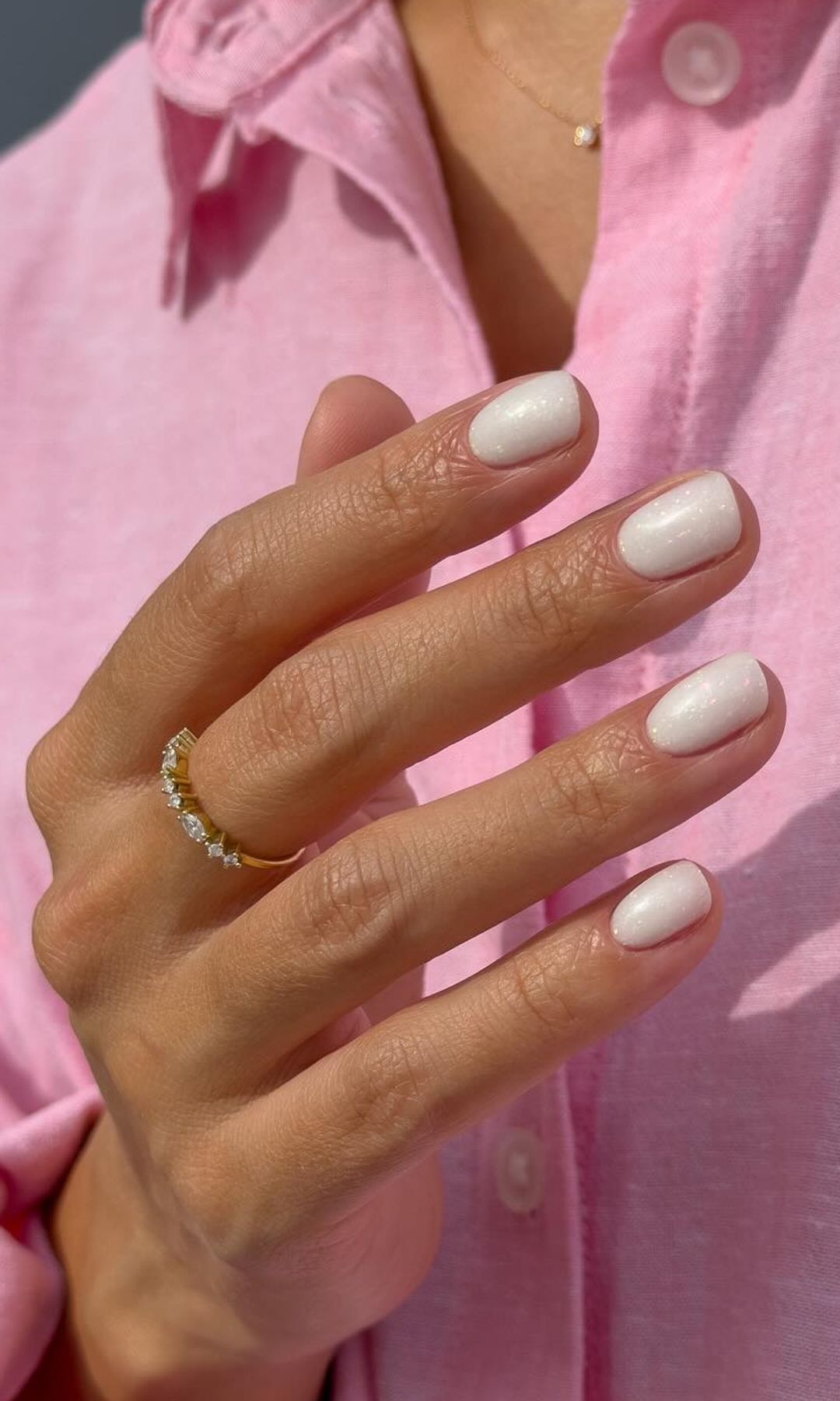 Manicura blanca con brillo