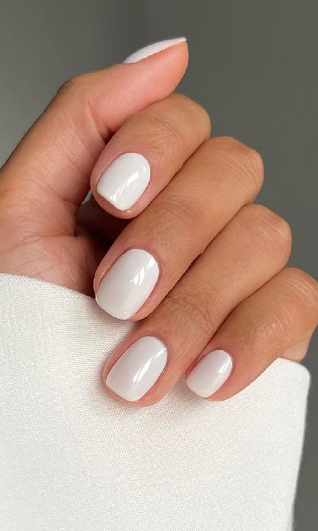 Manicura blanca clásica