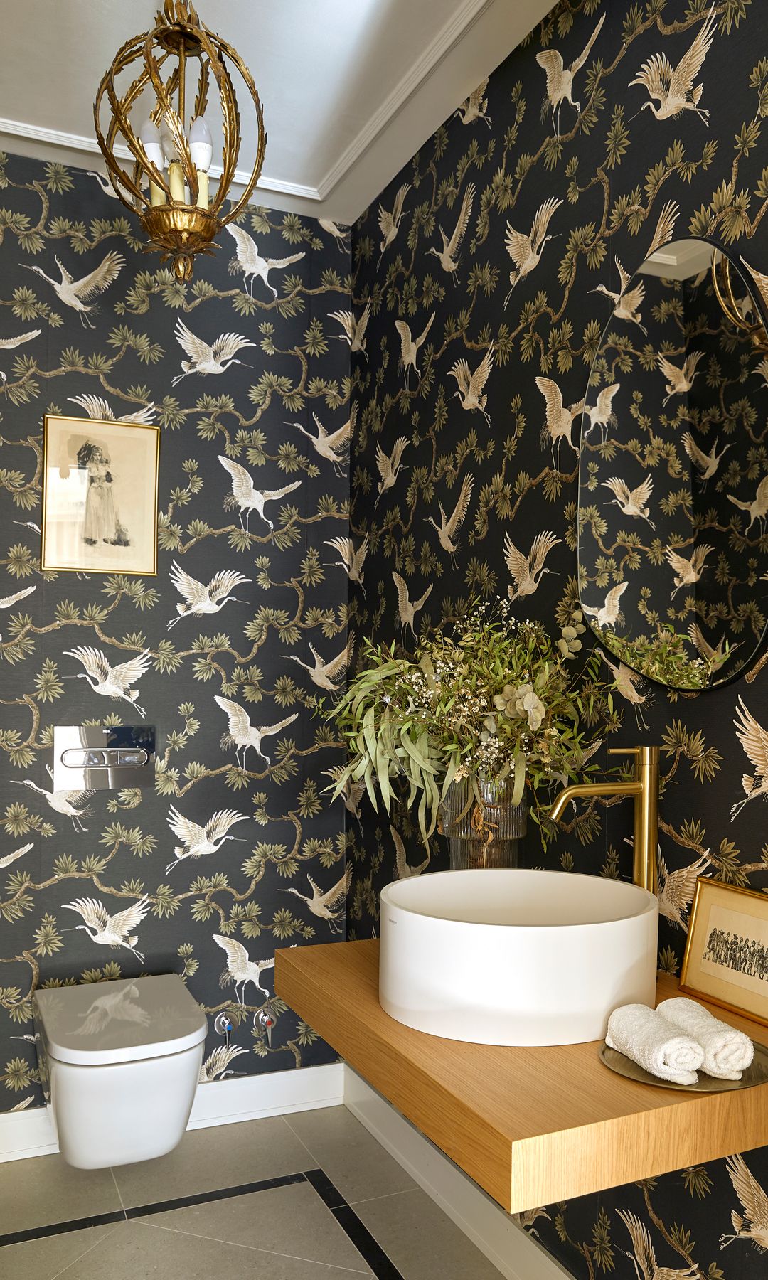 Baño con arte: papel como revestimiento mural