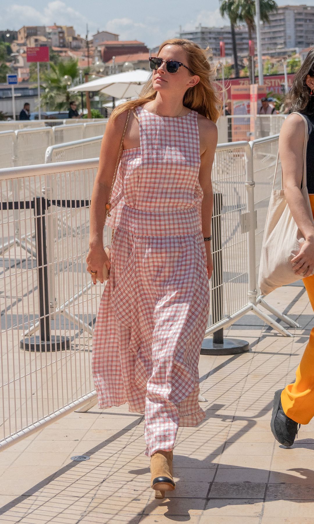 Emma Watson eligió un vestido de cuadros para almorzar por la costa francesa.