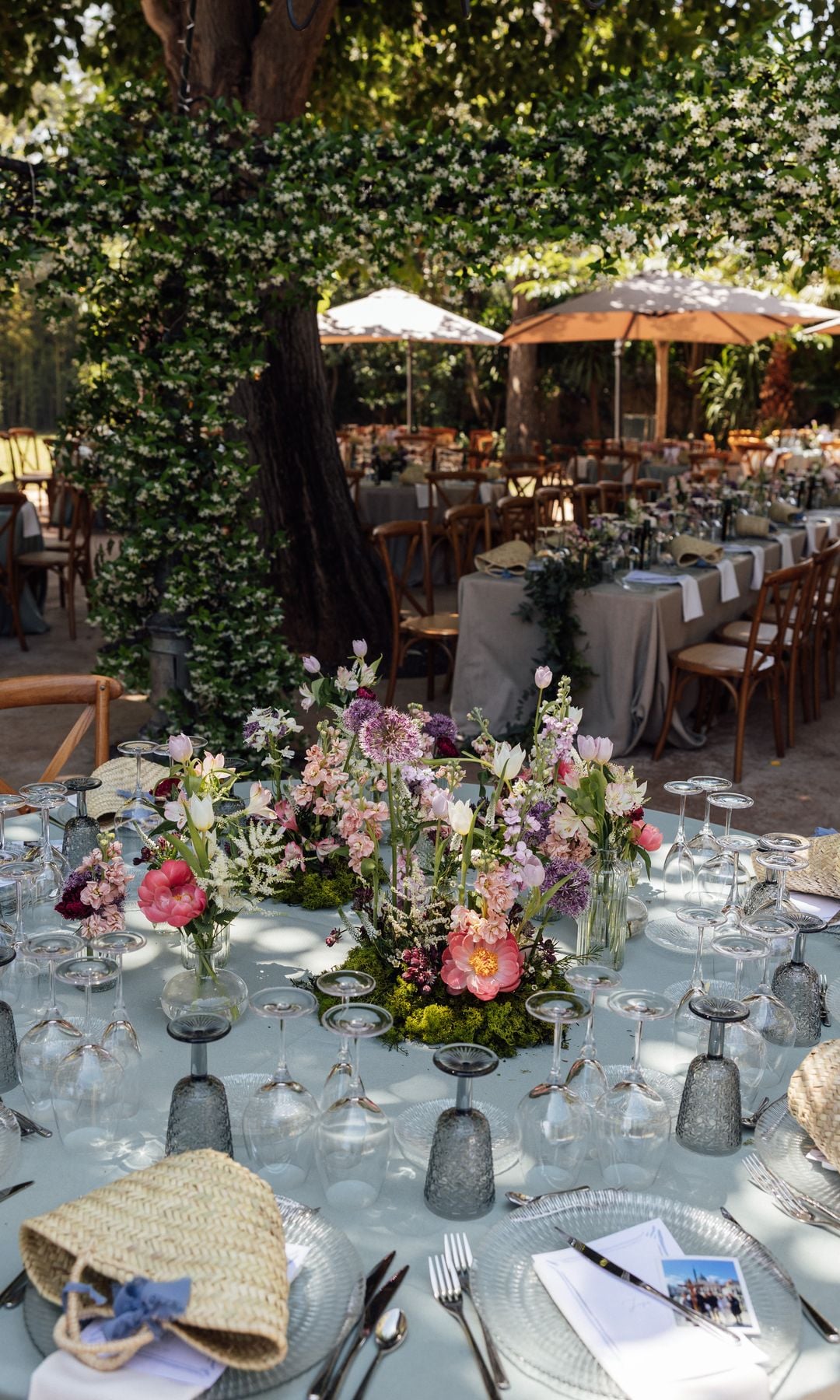 mesas de boda con flores a color