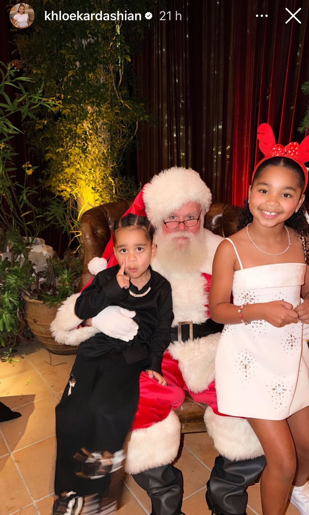 Khloé Kardashian fotografió a sus hijos con Santa Claus.