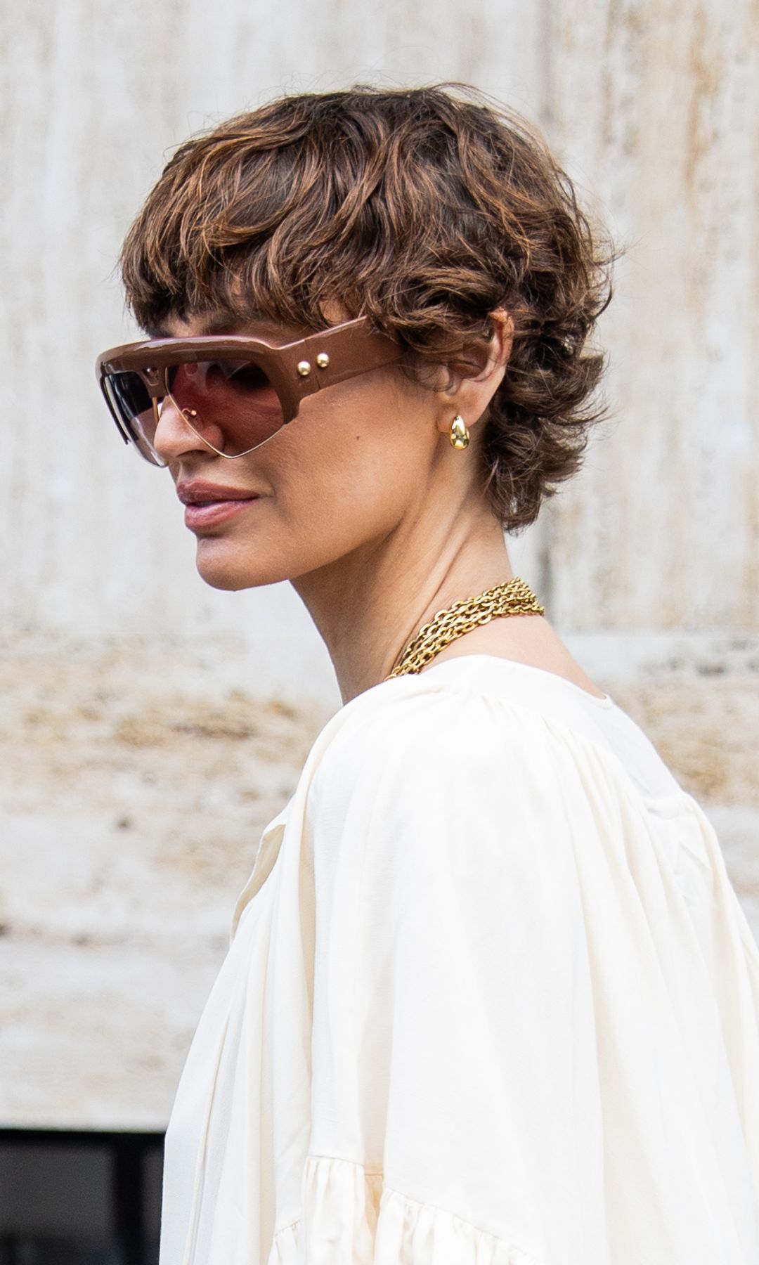 Mujer con cabello corto y ondulado 