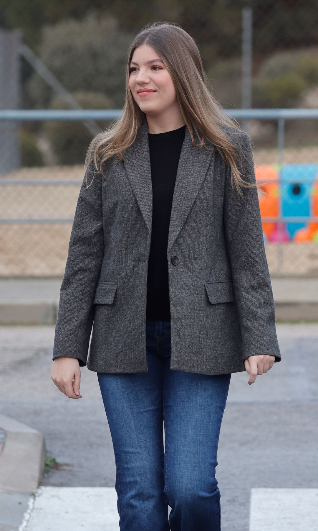La infanta Sofía ficha en las rebajas de Zara una blazer con hombreras y la combina estos vaqueros ultrafavorecedores
