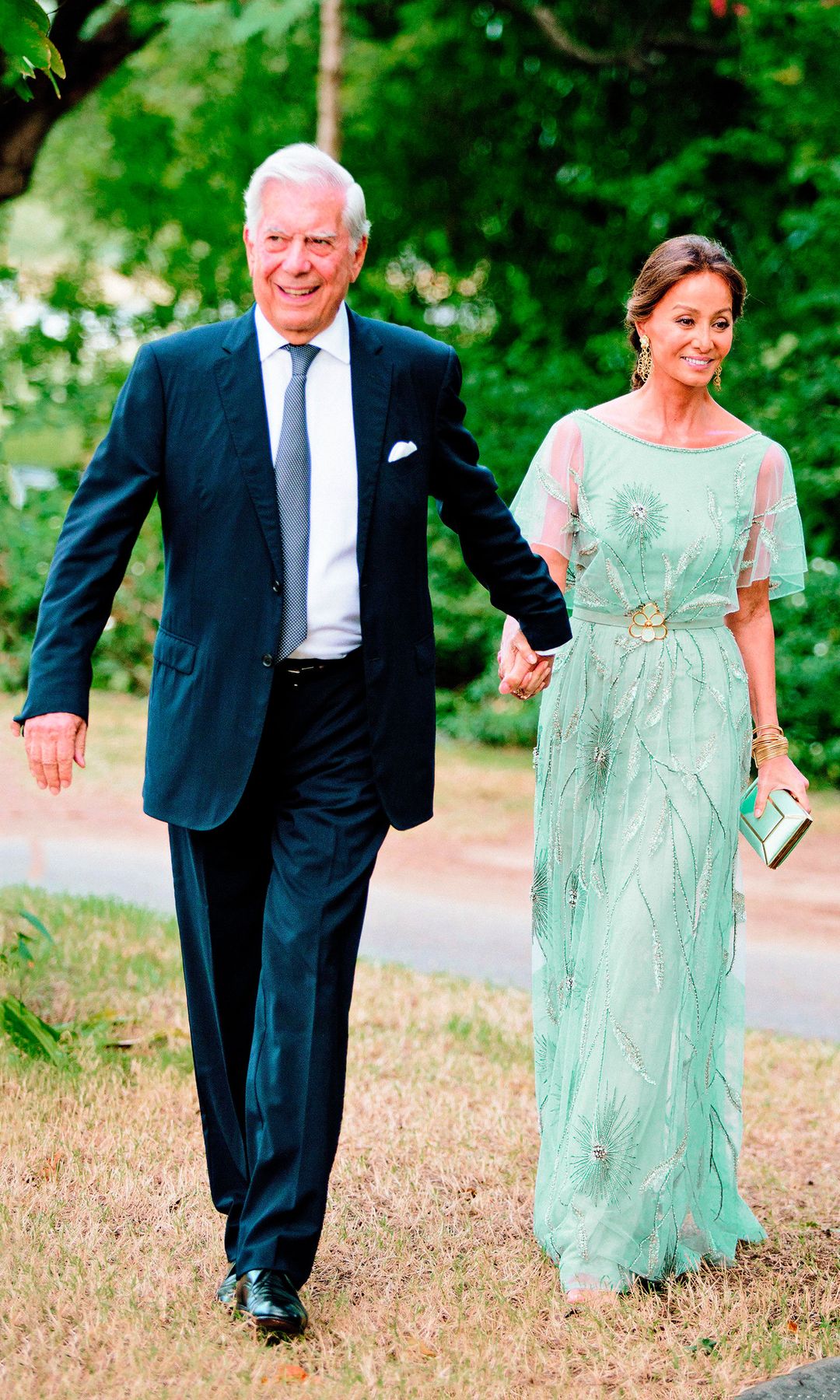 Isabel junto a Mario Vargas Llosa