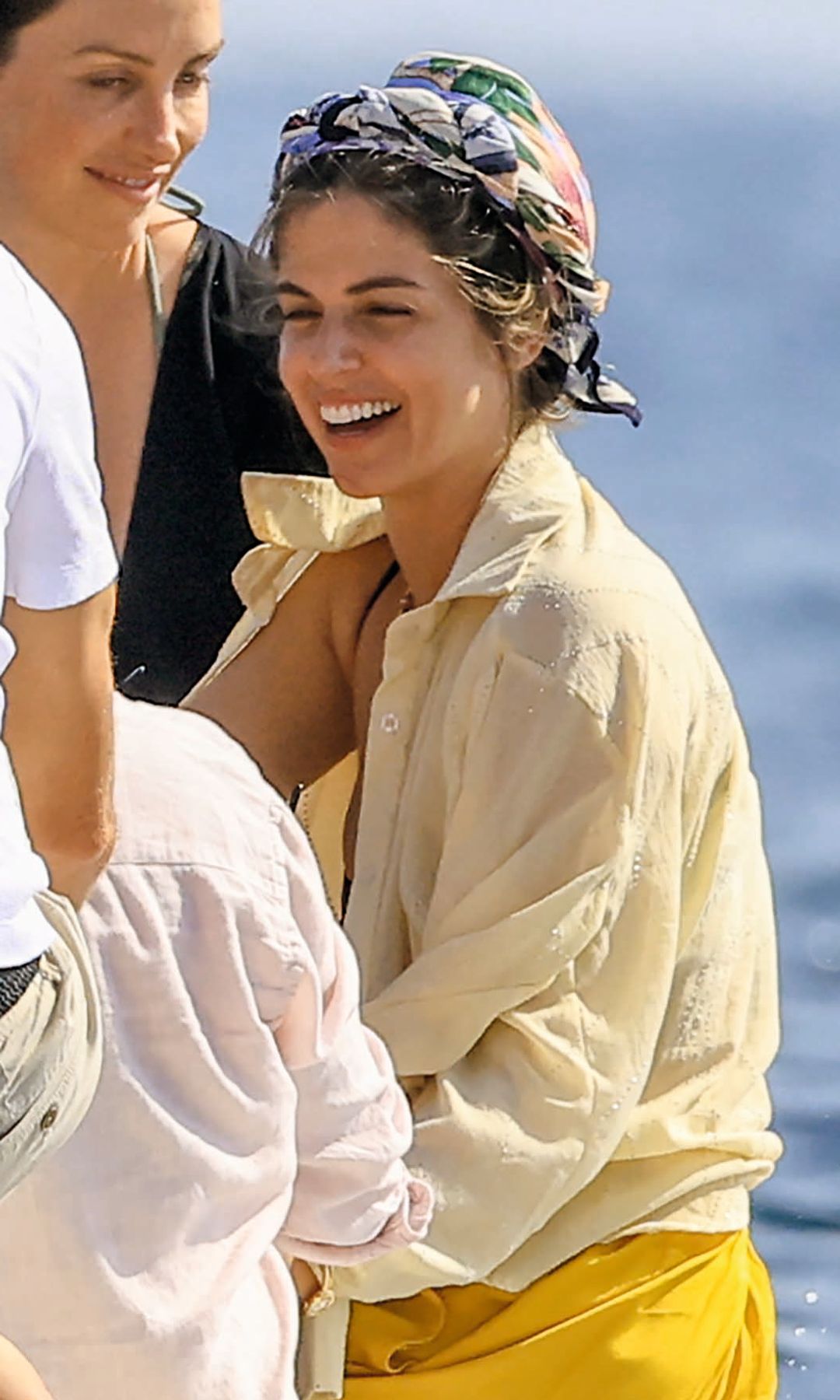 Stephani Cayo, sonriente disfrutando de las vacaciones familiares