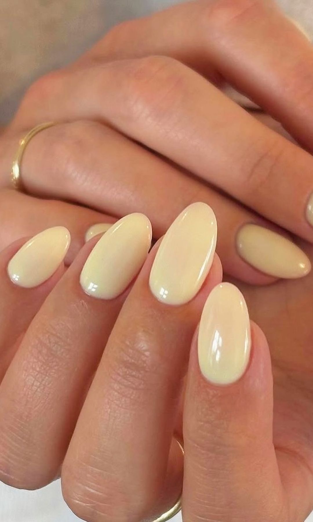 Manicura amarillo mantequilla