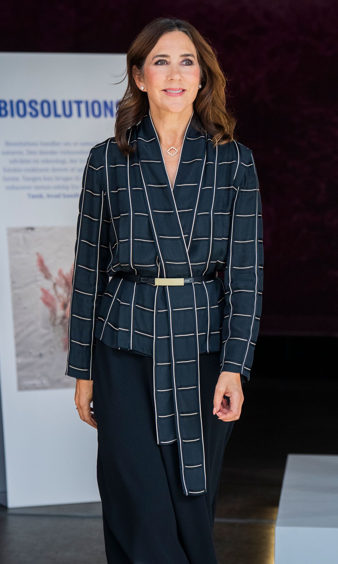 Mary de Dinamarca recupera su blusa de cuadros favorita en un elegante look negro: "Un gesto de respeto y solemnidad"