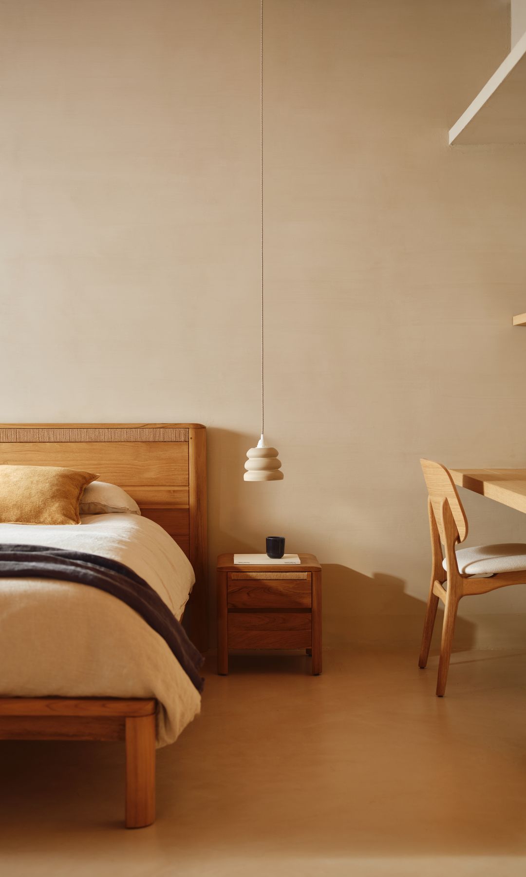 Dormitorio con cabecero de madera, mesita de noche de madera, zona de escritorio, ropa de cama blanca