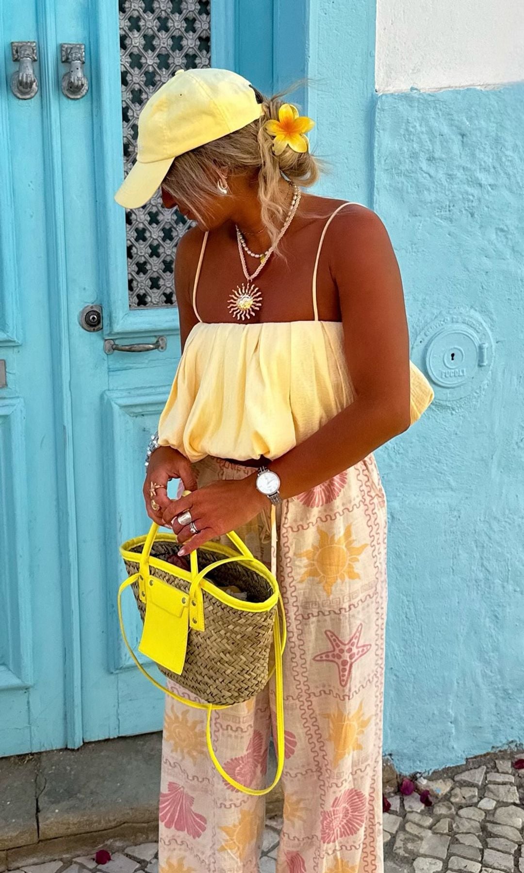 Mujer con gorra y recogido