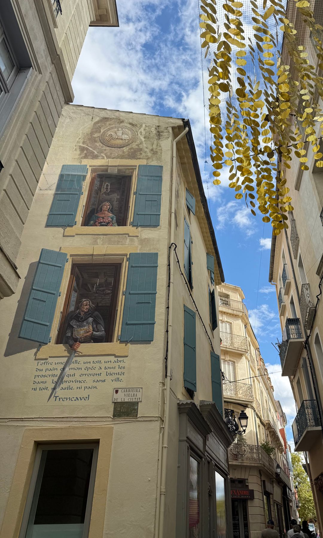 Trampantojos en los edificios de la ciudad francesa de Beziers, Francia