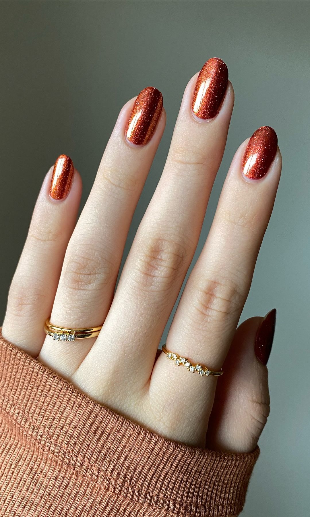 Manicura naranja con brillo
