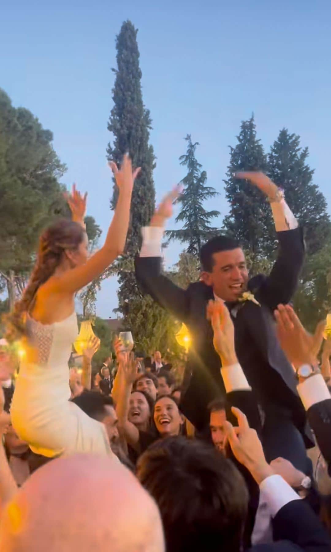 Celebrándolo con algunos amigos de Jaime, que los levantaron a hombros