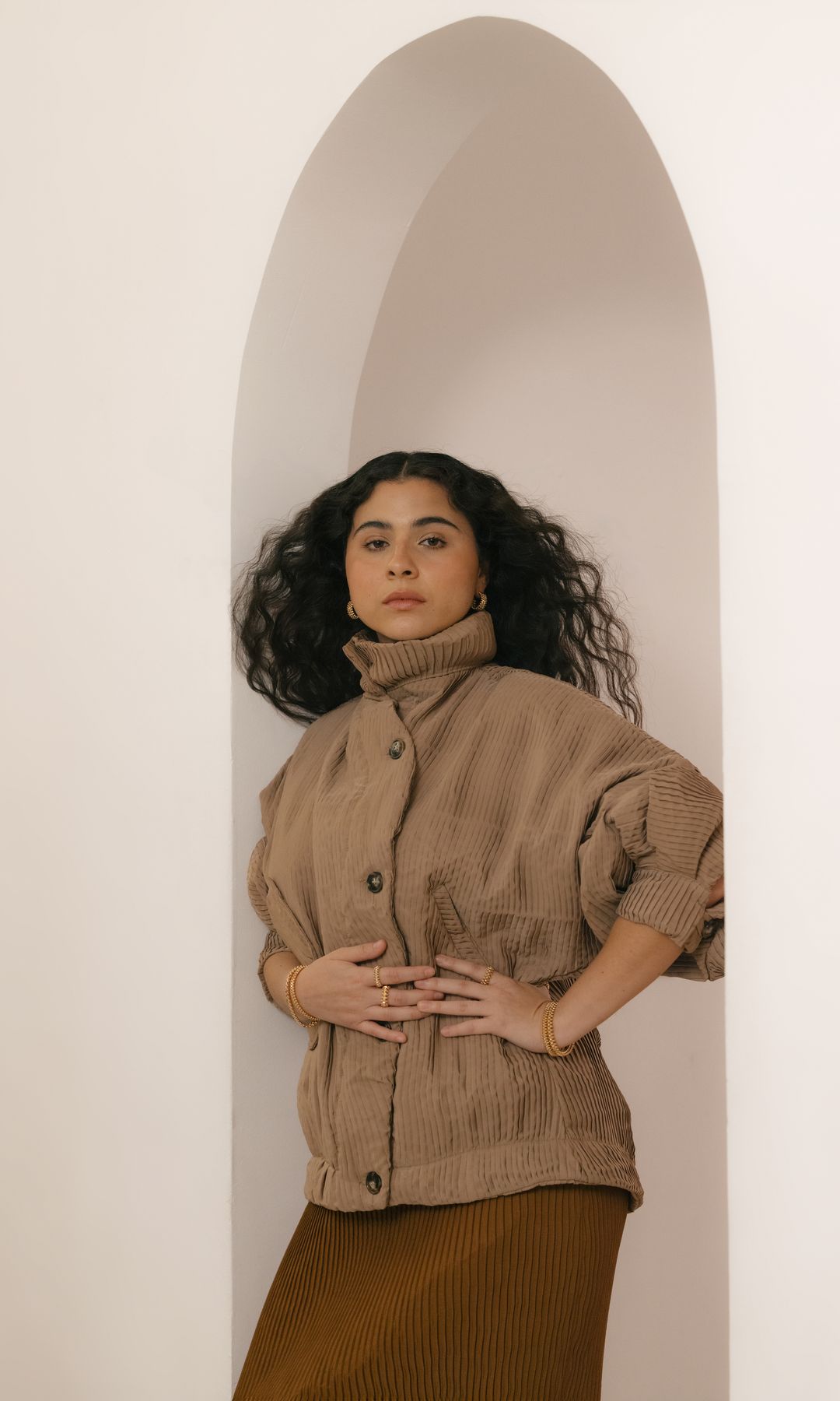 Nuestra protagonista luce un total look de Nin Studio en tonos tierra. 