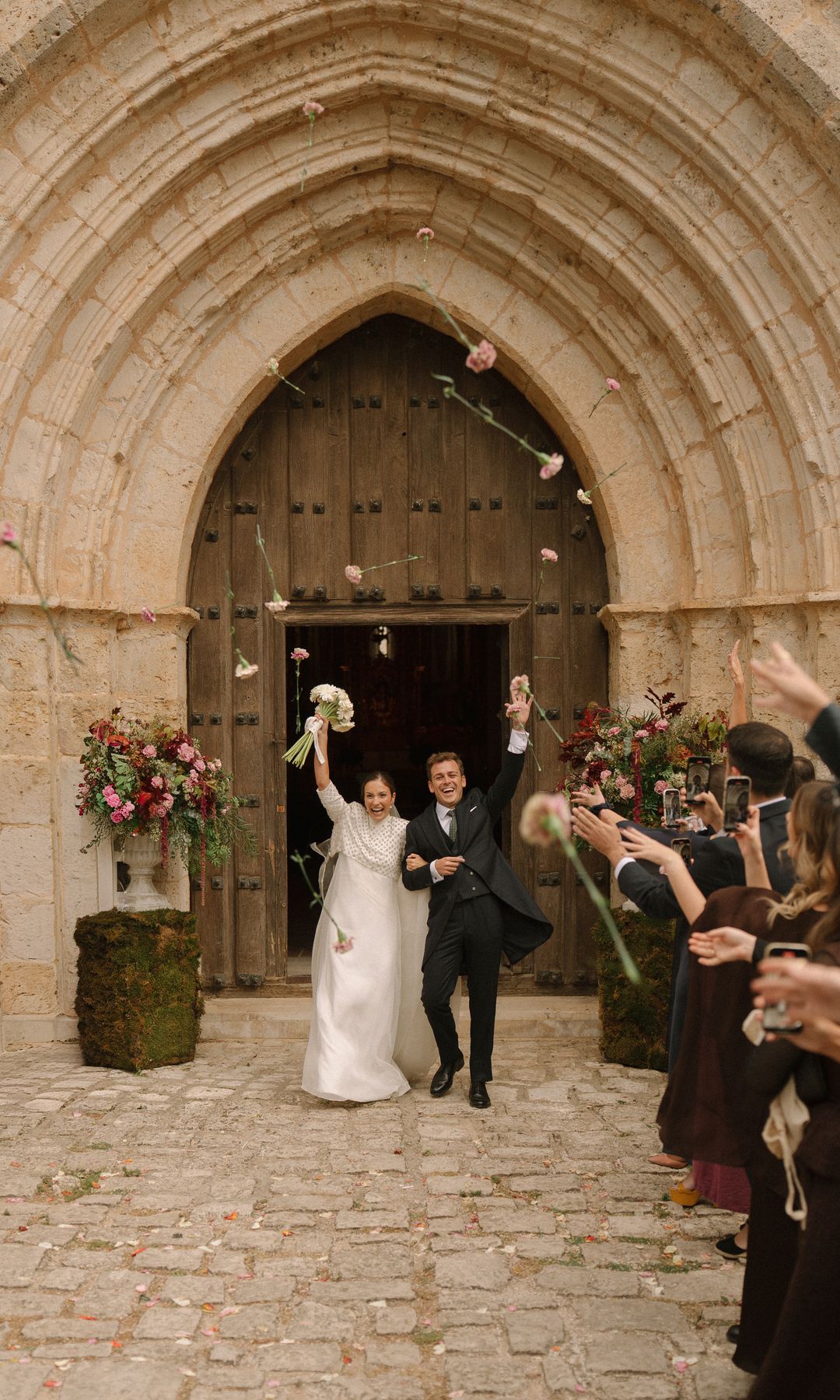 Salida de los novios de la iglesia