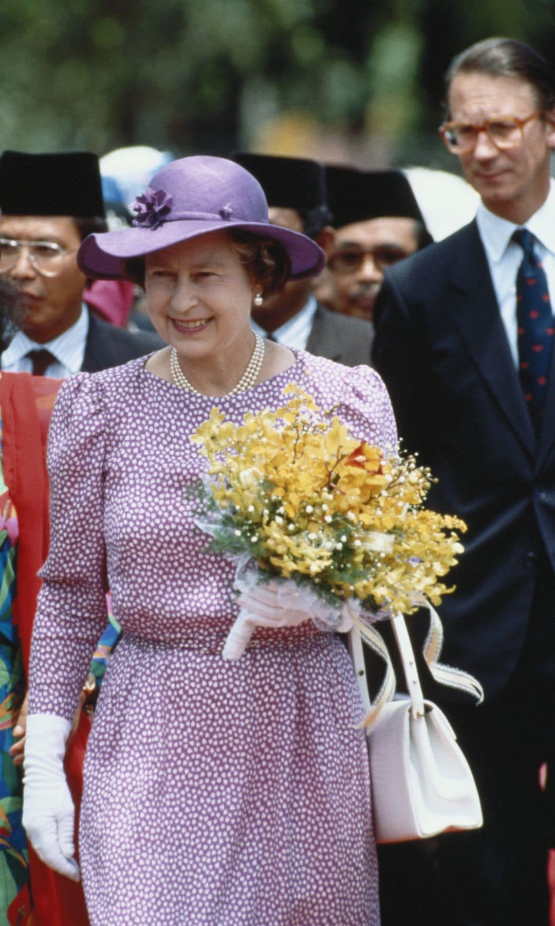 Isable II con su secretario privado, Sir Robert Fellowes, durante un viaje oficial a Malasia en octubre de 1989