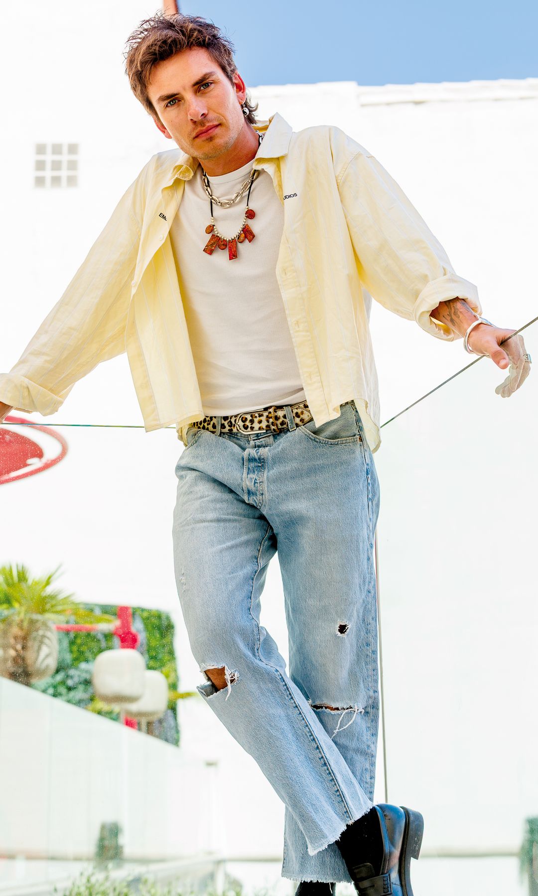 Andrés Koi con un look fiel a su estilo posa para una entrevista en HOLA