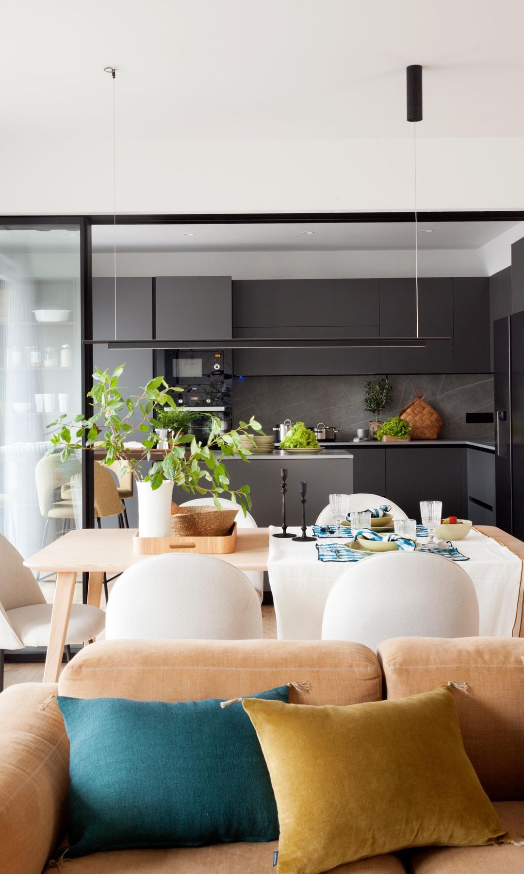 Vista del salón al comedor con cocina al fondo
