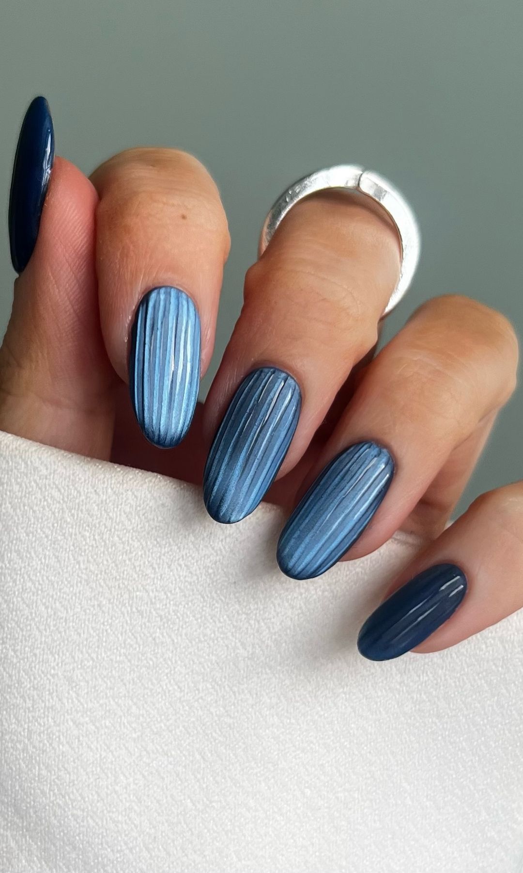 manicura azul de rayas