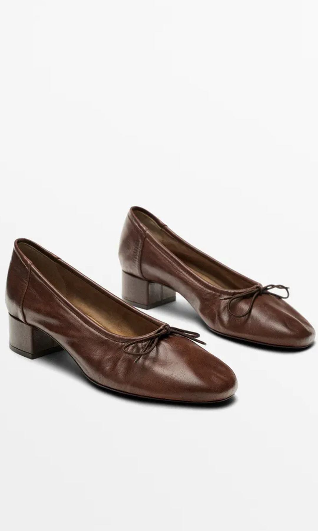 Bailarina de piel marrón chocolate con detalle de lazada y tacón grueso (disponible en Massimo Dutti por 89,95 euros)