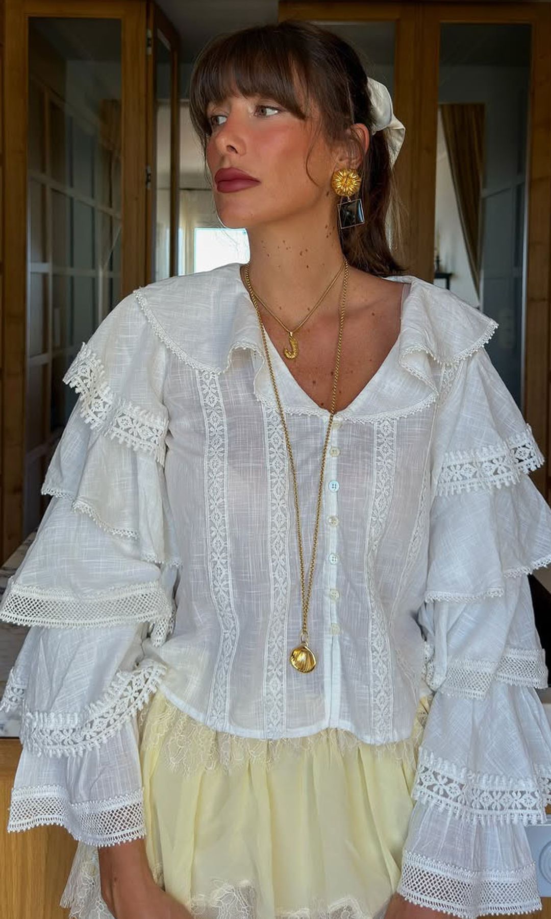 Las blusas románticas y vestidos con bordados que popularizaron las francesas aterrizan ahora en los armarios de las españolas