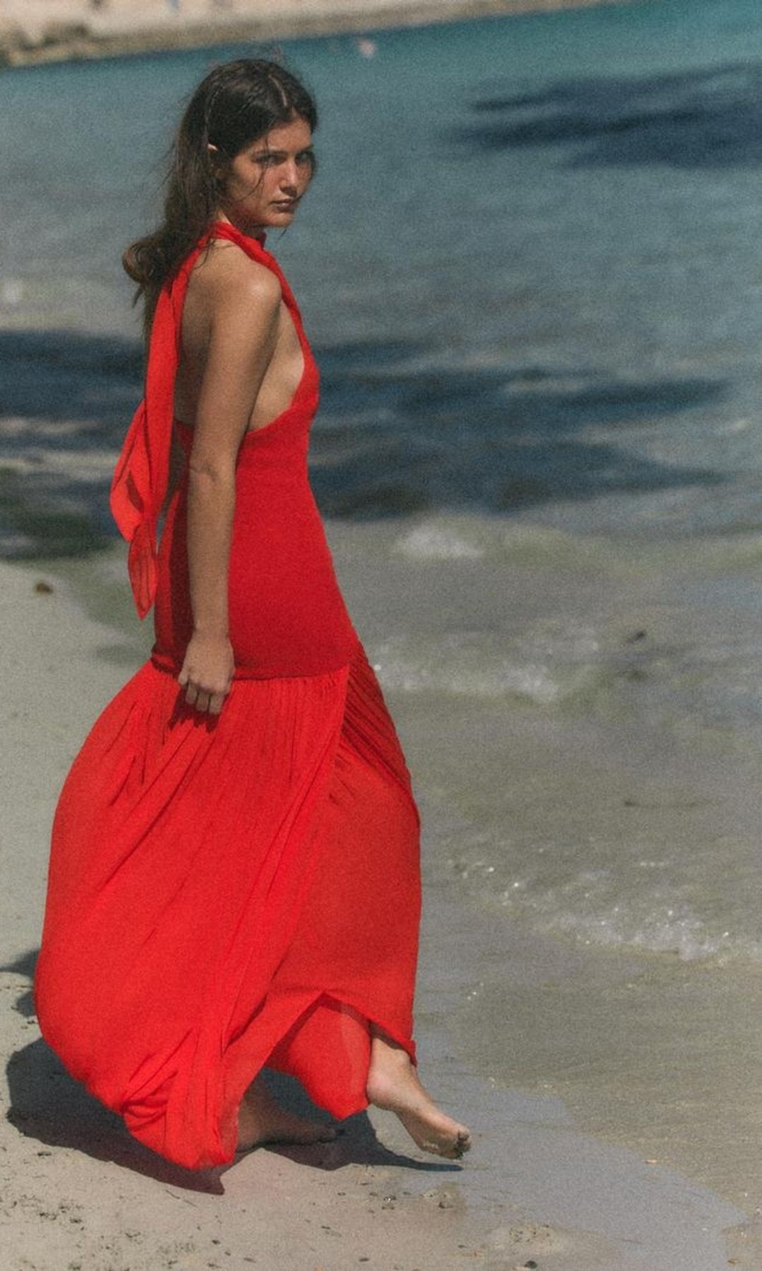 vestido rojo de zara con escote halter