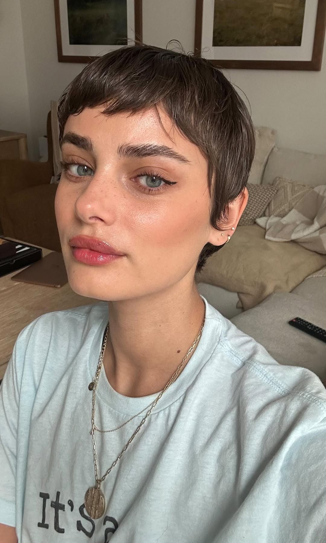 Cejas densas Taylor Hill