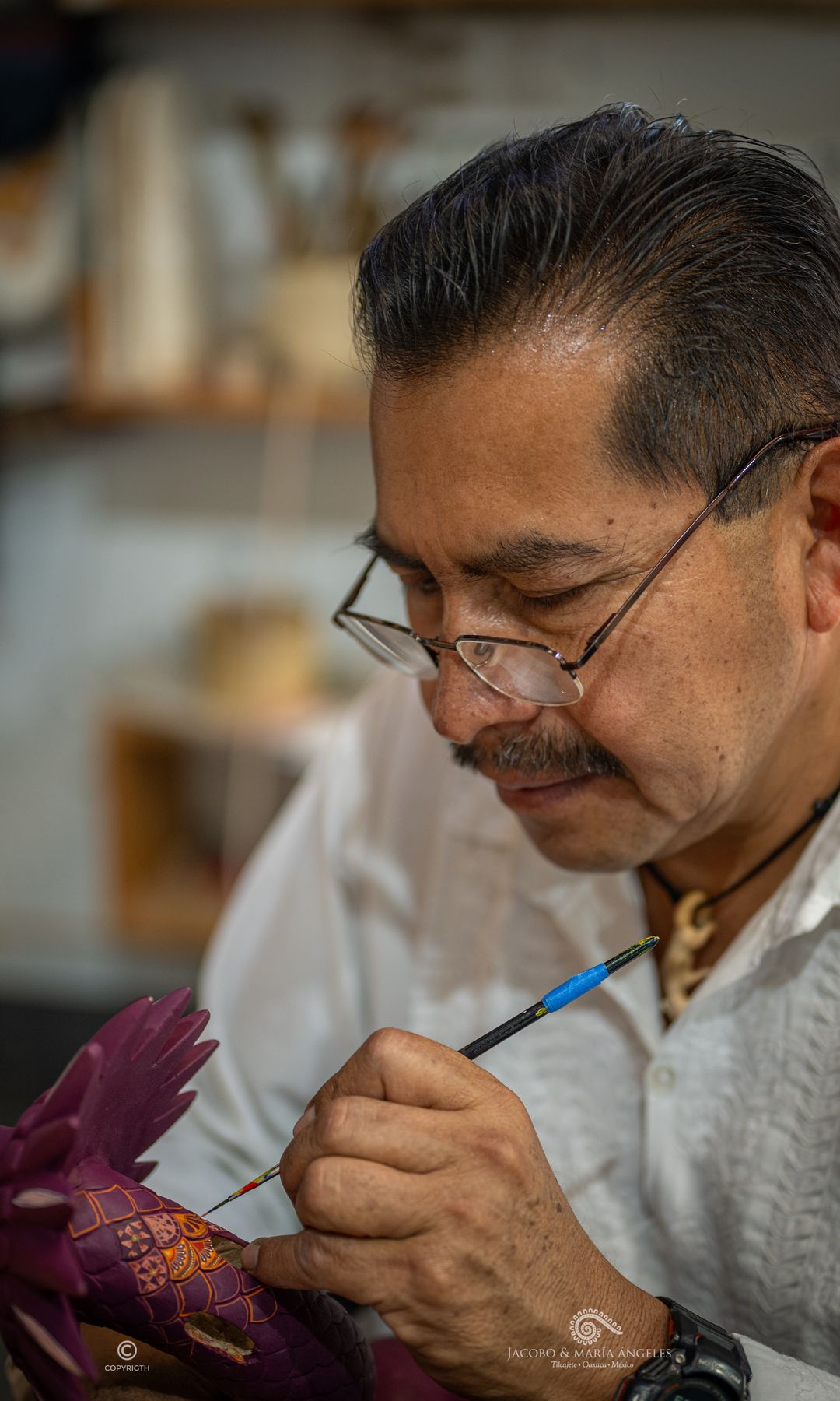 Jacobo Ángeles trabajando una pieza pintada a mano