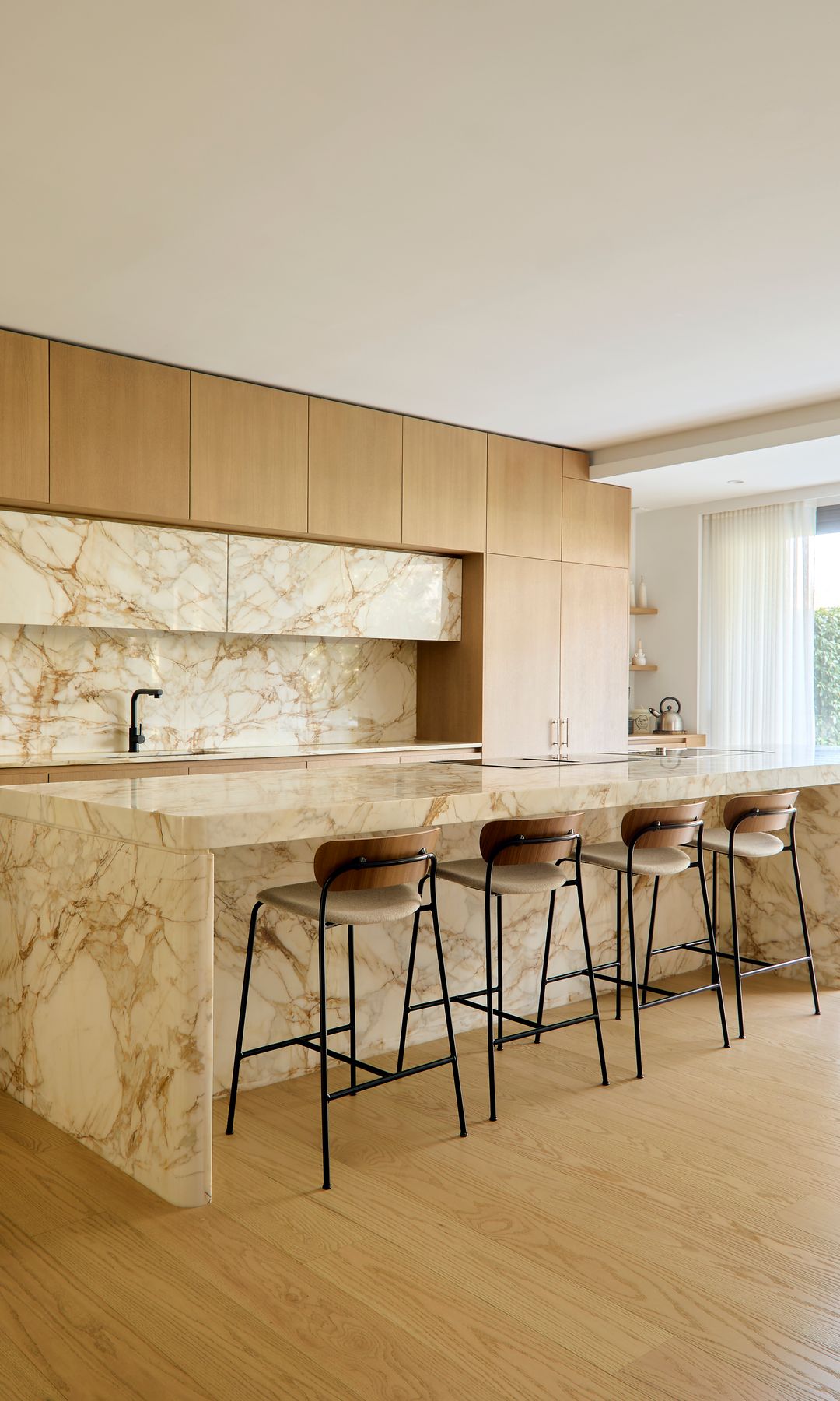 Cocina moderna con gran isla central