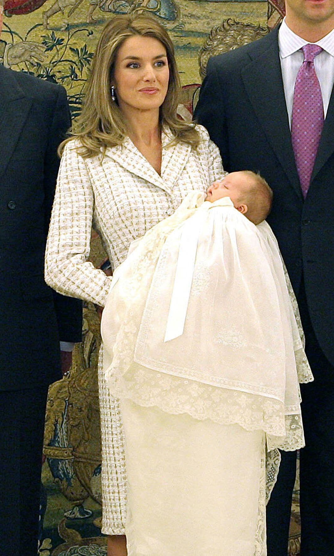 El vestido de 'tweed' que llevó la reina Letizia en el bautizo de Leonor hace 20 años y sigue encantándonos