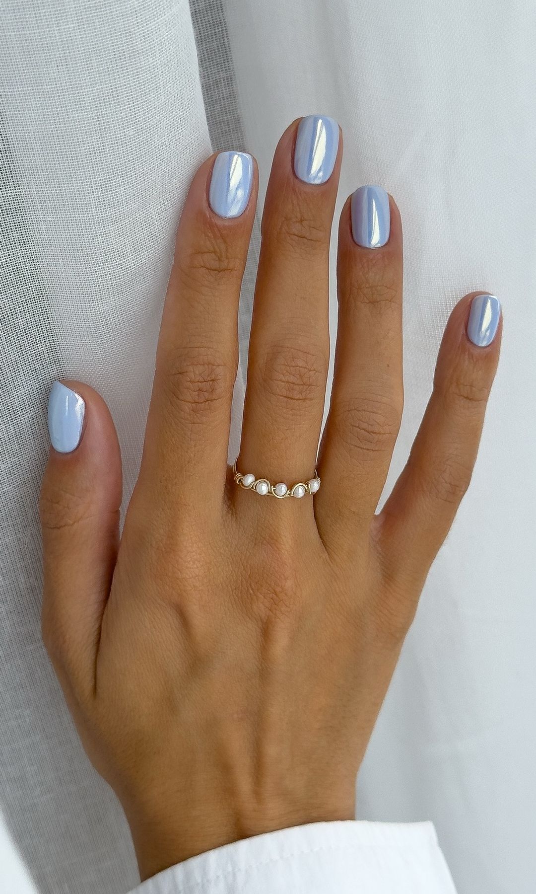 Manicura cromada en azul bebé