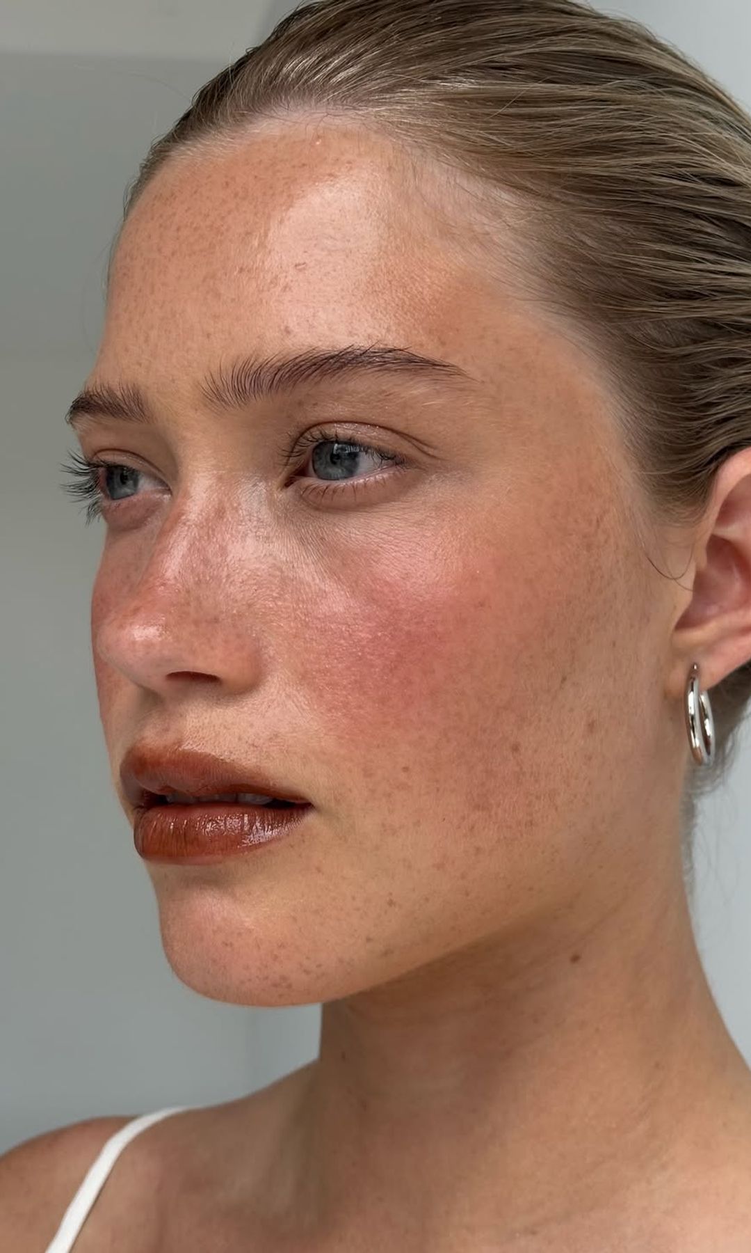 Maquillaje de labios oscuro