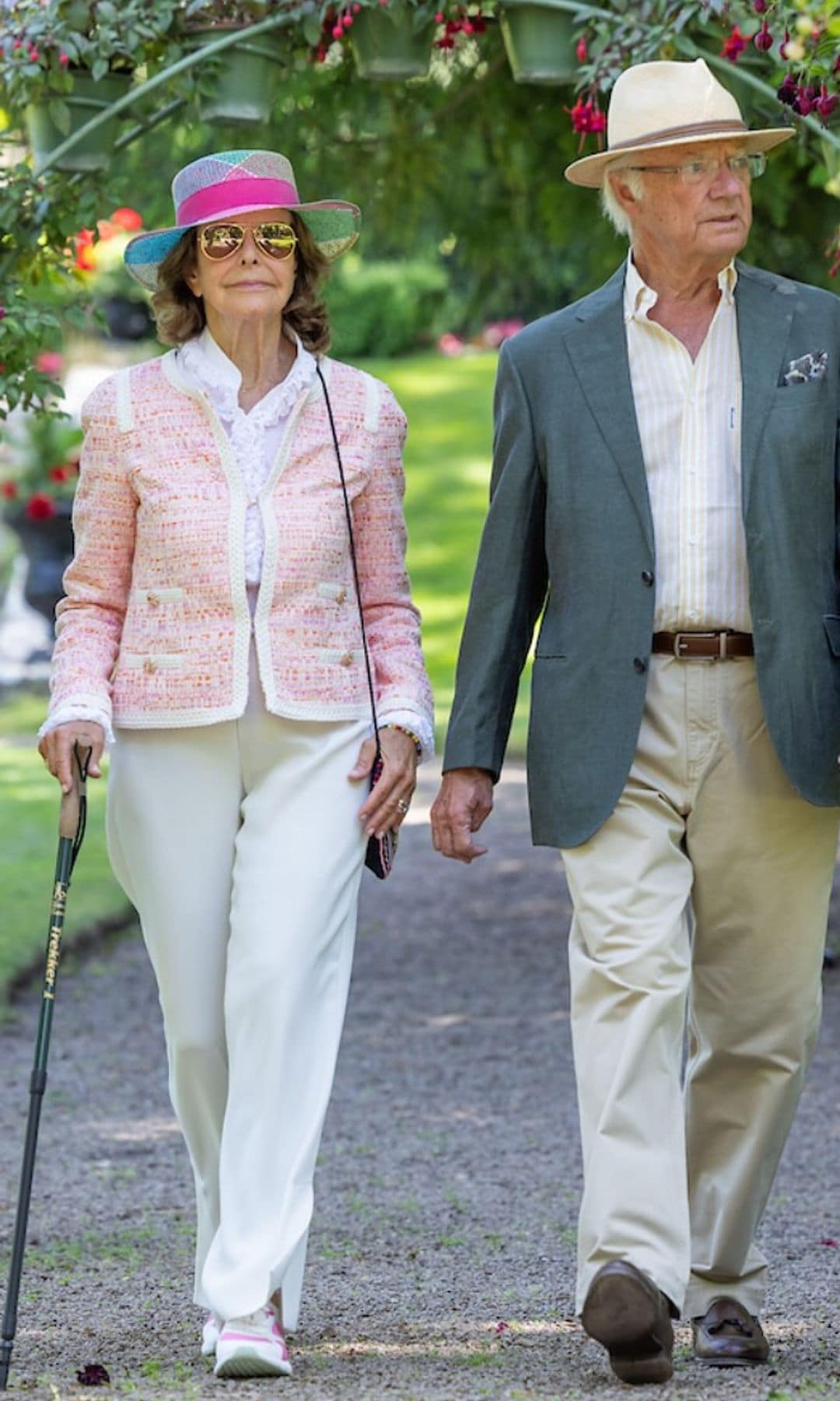 Los Reyes de Suecia en los jardines del palacio Solliden, en la isla de Oland, Suecia