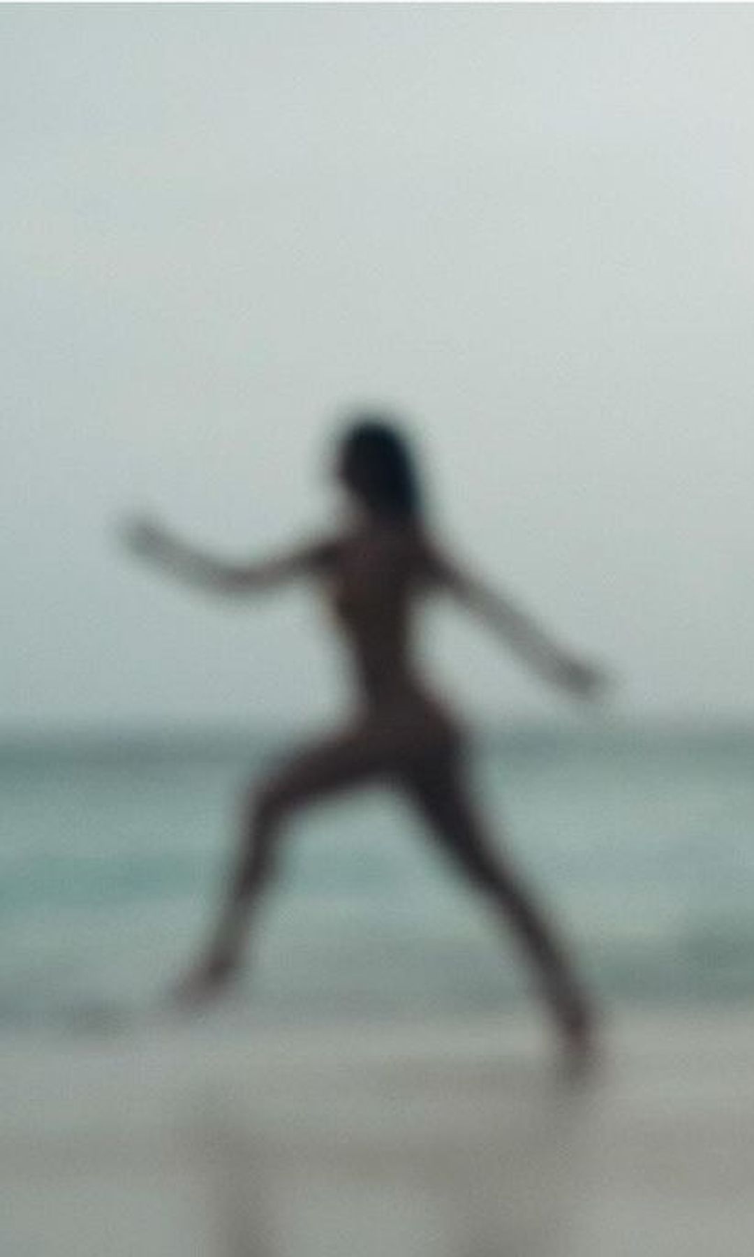 Un año después, el actor volvió a sorprender a Blanca Suárez con una imagen desenfocada de ella saltando en la playa