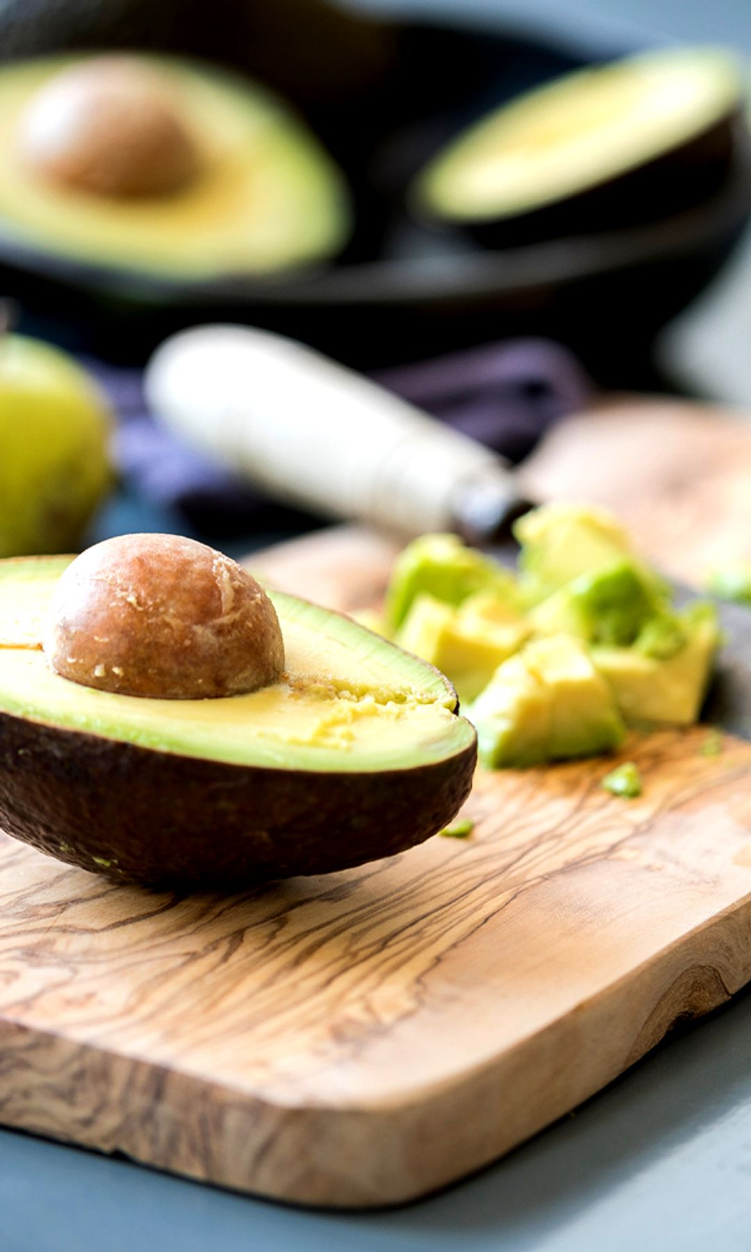 Su sabor suave y textura cremosa hace que el aguacate combine bien tanto con recetas saladas como dulces.