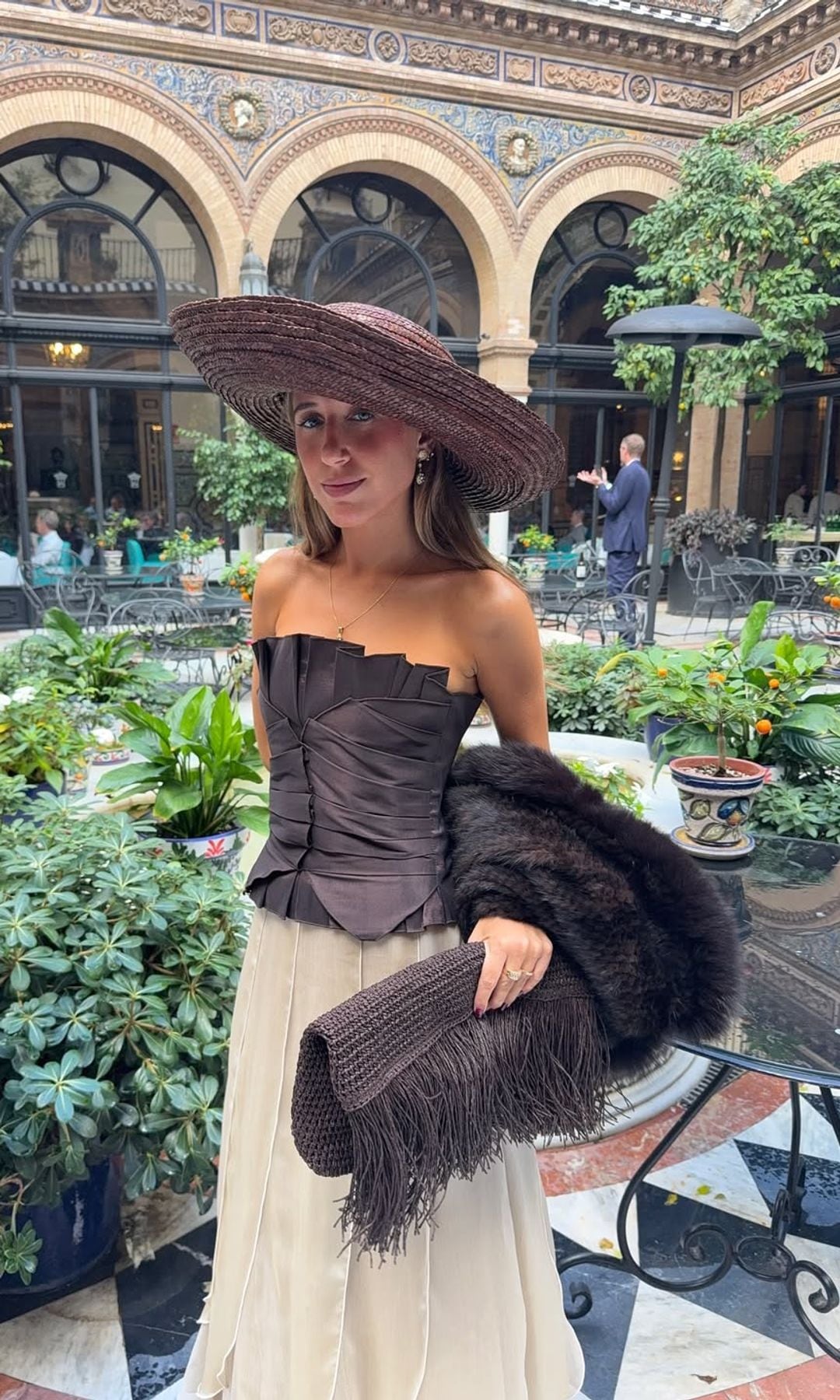 7 looks de invitada marrón de invierno 2025