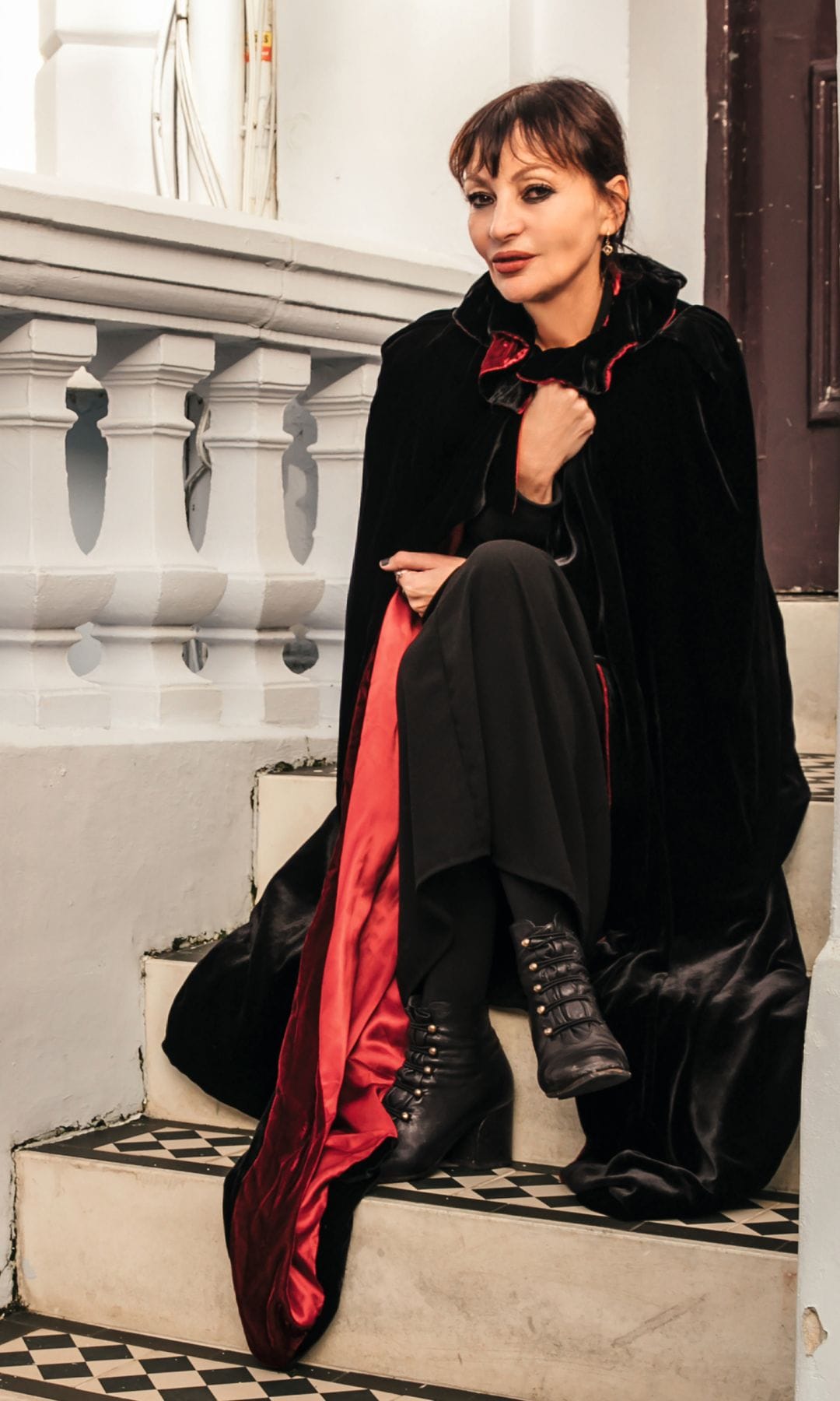 Pearl Lowe posa con naturalidad en la entrada del edificio, irradiando calidez y serenidad