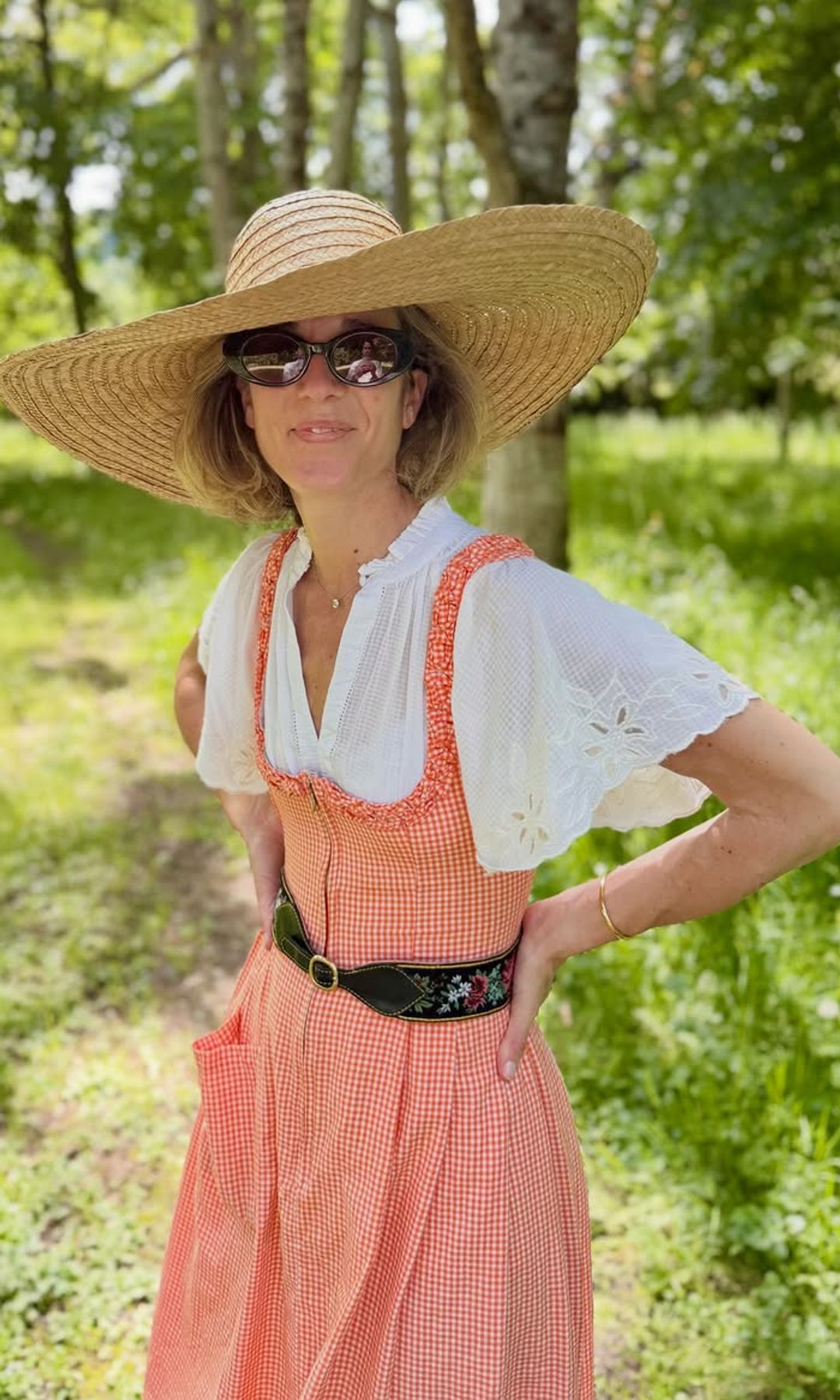 Sombreros de paja y maxicollares: el arte de Inés de Cominges para transformar conjuntos sencillos en el campo