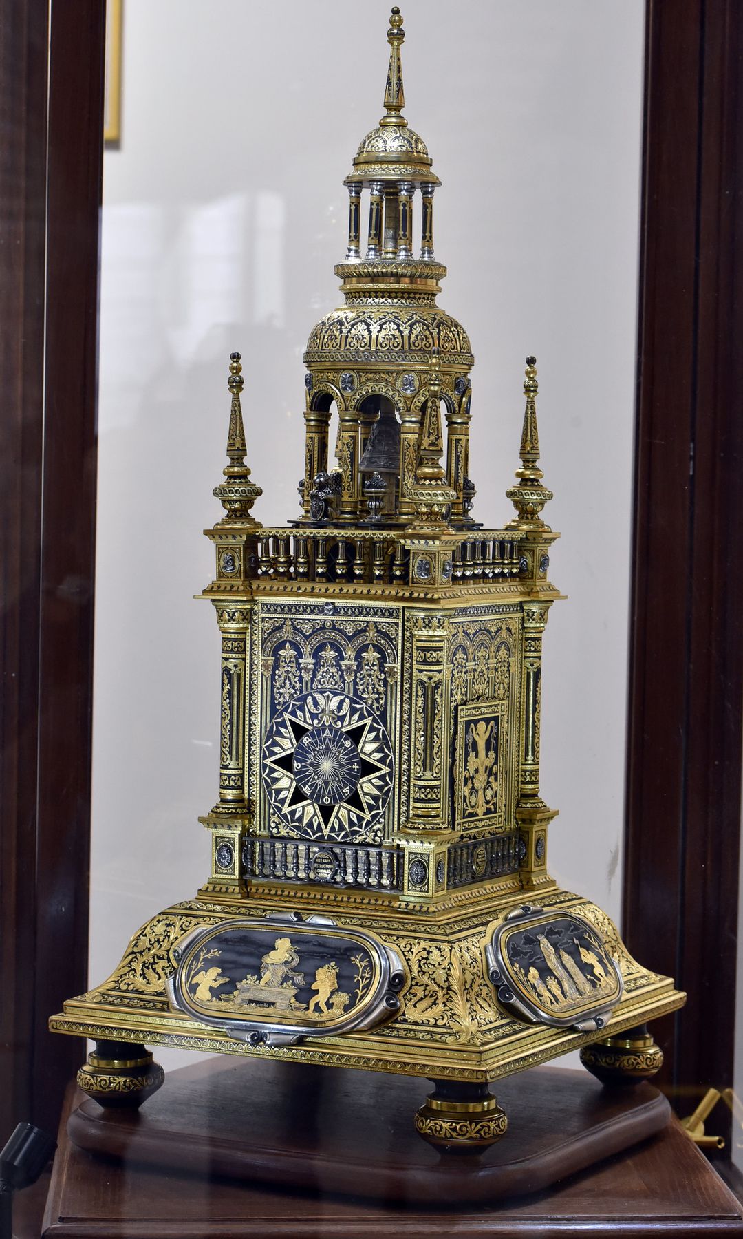 Reloj del maestro damasquinador Mariano San Félix, en la exposición de Toledo situada en la mezquita de las Tornerías
